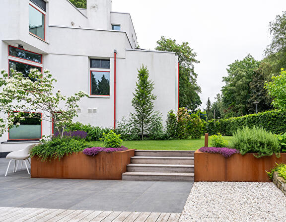 Tuin en huis met hoogteverschillen