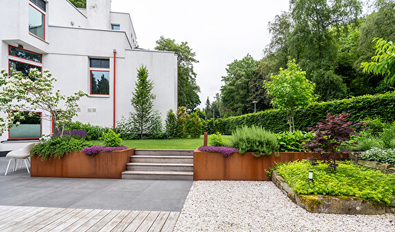 Tuin met hoogteverschillen en Cortenstaal in Groningen